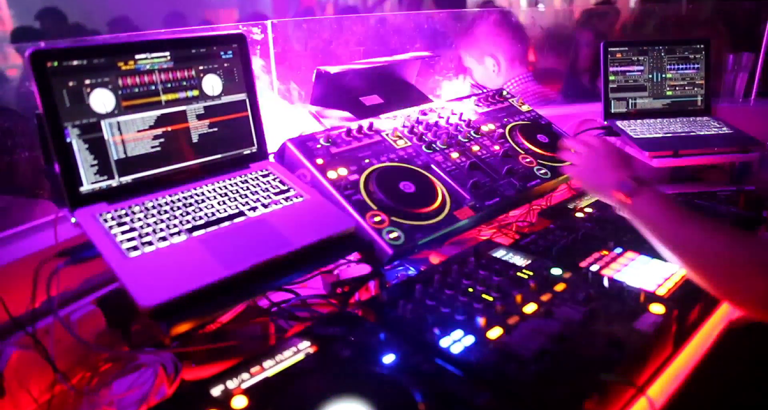You are currently viewing DJ Streaming Integration 2025: The Game-Changing Revolution in How DJs Perform