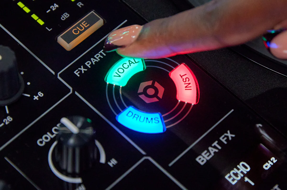 DJ using stems mode on controller to blend Afrobeat and Amapiano